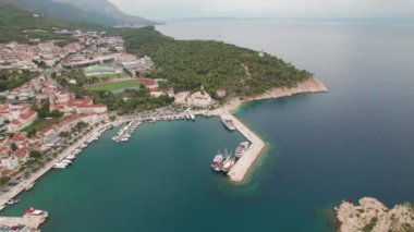 Makarska Hırvatistan Yüksek Açısı İHA atışı, plaj ve kasaba yaz günü mavi gökyüzü