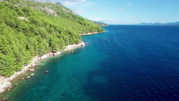 地中海の目的地で熱帯の楽園ターコイズブルーのビーチの空中ドローンビデオ — ストック動画