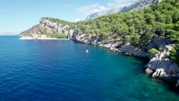 Vista Aérea Pessoas Nadando Caiaque Paddleboarding Croácia Mediterrâneo Adriático — Vídeo de Stock