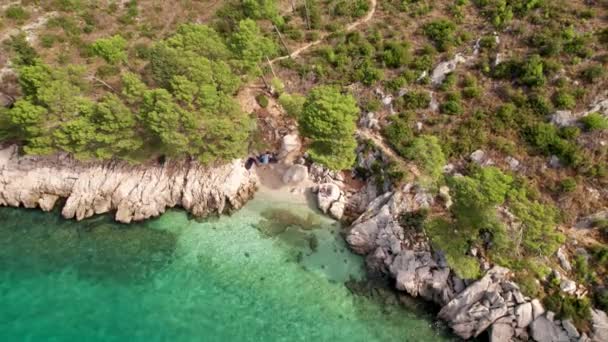 Low Angle Drone Reis Zijdelings Links Brela Strand Kroatië — Stockvideo