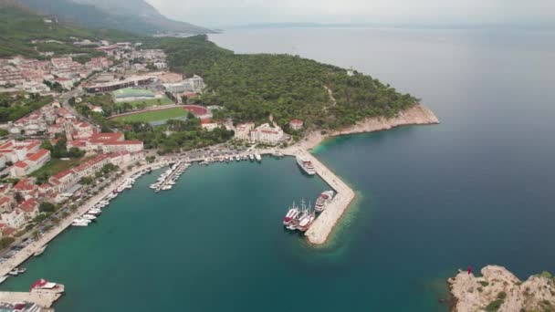 Makarska Kroatien Weitwinkel Panning Drohnenschuss Strand Und Stadt Sommertag Blauer — Stockvideo