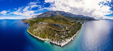 Turkuaz plaj panoramik manzarası, Dalmaçya, Hırvatistan