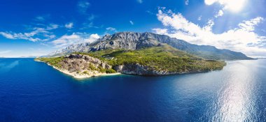 Turkuaz plaj panoramik manzarası, Dalmaçya, Hırvatistan