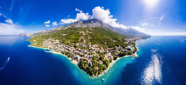 Mavi göl, cennet adası. Adriyatik Hırvatistan Denizi, Makarska, Brela 