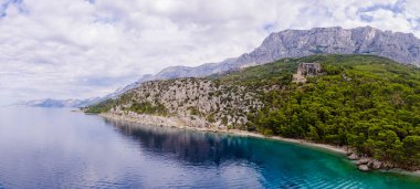 Hırvatistan 'ın Plaa za pse Ramova kentindeki turkuaz körfezi ve plajı ile kıyı kenarı