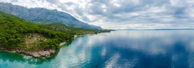 Brela 'nın yaz ayındaki hava manzarası, Hırvatistan