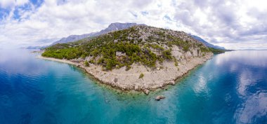 Hırvatistan 'ın Plaa za pse Ramova kentindeki turkuaz körfezi ve plajı ile kıyı kenarı