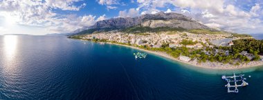 Makarska Riviera, Dalmaçya, Hırvatistan 'daki Brela' da inanılmaz plaj