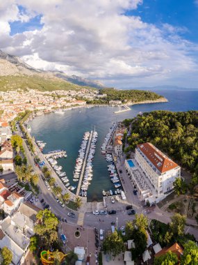 Hırvatistan 'ın Makarska kentinin yaz ayındaki hava manzarası