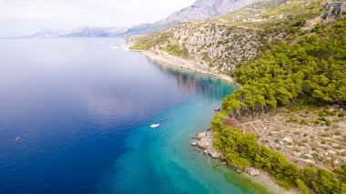 Hırvatistan 'ın Krvavica kentinde turkuaz Adriyatik denizi ve kayalık kıyı