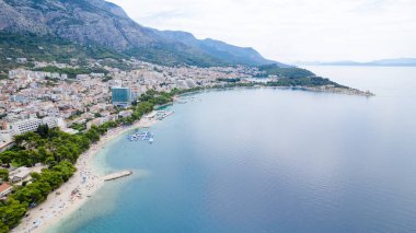 Hırvatistan 'ın yaz ayındaki altın plajının havadan manzarası