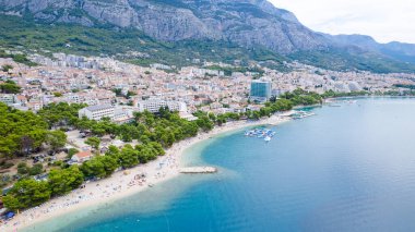 Hırvatistan 'ın yaz ayındaki altın plajının havadan manzarası