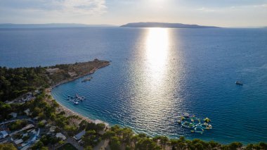 Hırvatistan 'ın Makarska kentinin yaz ayındaki hava manzarası