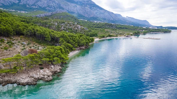 Plaa za pse Ramova veya Krvavica sahilinin turkuvaz suyu Hırvatistan 'ın yaz aylarında güzel manzarası