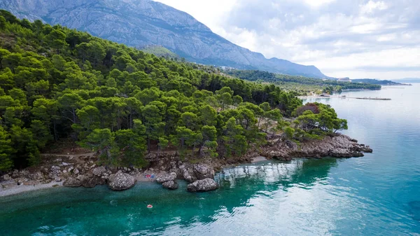 Hırvatistan 'ın Krvavica kentinde turkuaz Adriyatik denizi ve kayalık kıyı