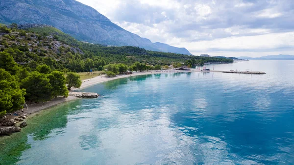 Hırvatistan 'ın Krvavica kentinde turkuaz Adriyatik denizi ve kayalık kıyı