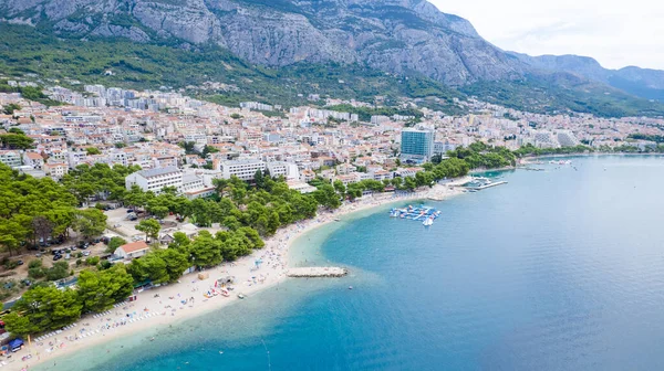 Hırvatistan 'ın yaz ayındaki altın plajının havadan manzarası