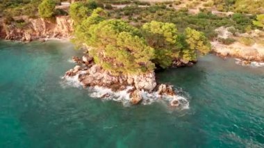 Hırvatistan 'ın Hvar adasındaki Malinska' da Idyllic turkuaz plaj havadan manzarası