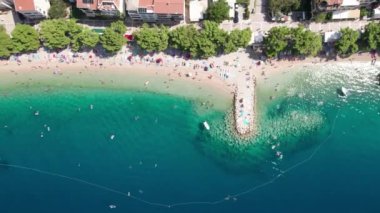 Hırvatistan 'ın Riviera Makarska bölgesindeki Tucepi sakin plaj manzaralı turizm kasabası