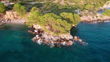 Hırvatistan 'ın Hvar adasındaki Malinska' da Idyllic turkuaz plaj havadan manzarası