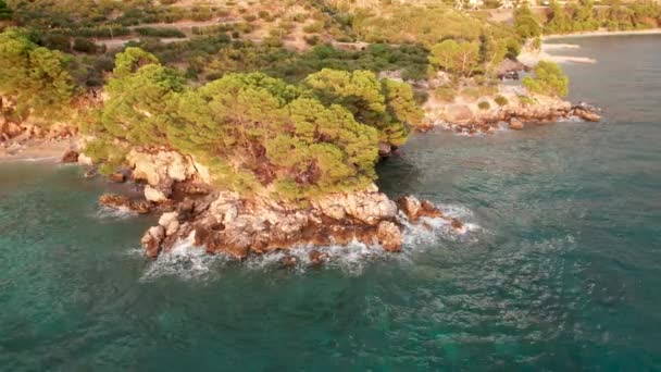 ツセピ島の観光地牧歌的なビーチの空中ビュー クロアチアのリビエラ マカルスカ地域 — ストック動画