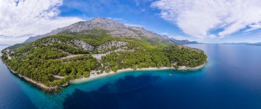 Makarska Riviera 'daki Igrane köyü yakınlarındaki Duba plazası ve Hırvatistan' ın Dalmaçya bölgesi olan Biokovo dağ havacılık manzarası