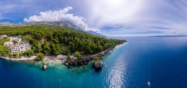 Brela, Dalmaçya, Hırvatistan 'da gök mavisi denizli ünlü Punta Rata plajı