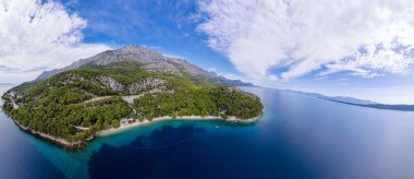 Makarska Riviera 'daki Igrane köyü yakınlarındaki Duba plazası ve Hırvatistan' ın Dalmaçya bölgesi olan Biokovo dağ havacılık manzarası