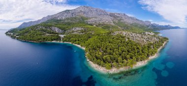 Makarska Riviera 'daki Igrane köyü yakınlarındaki Duba plazası ve Hırvatistan' ın Dalmaçya bölgesi olan Biokovo dağ havacılık manzarası
