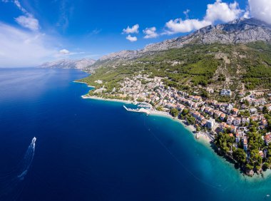 Hırvatistan 'ın Dalmaçya kentindeki Makarska Rivierası' nda Tucepi 'de kristal berraklığında su bulunan plaj