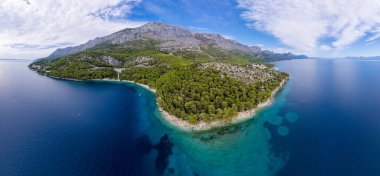 Makarska Riviera 'daki Igrane köyü yakınlarındaki Duba plazası ve Hırvatistan' ın Dalmaçya bölgesi olan Biokovo dağ havacılık manzarası