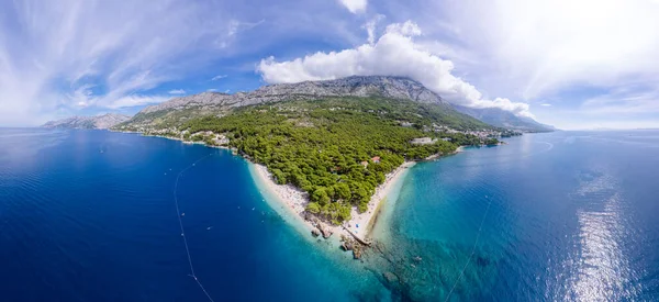 Brela, Dalmaçya, Hırvatistan 'da gök mavisi denizli ünlü Punta Rata plajı