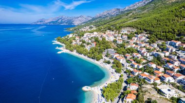 Şaşırtıcı görünümü Brela Köyü, deniz, boş plaj ve Biokovo Dağı - Brela, Makarska, Dalmaçya, Hırvatistan