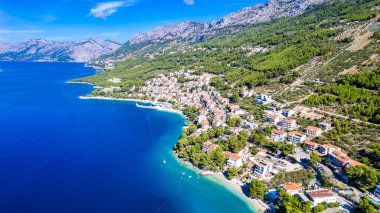Şaşırtıcı görünümü Brela Köyü, deniz, boş plaj ve Biokovo Dağı - Brela, Makarska, Dalmaçya, Hırvatistan