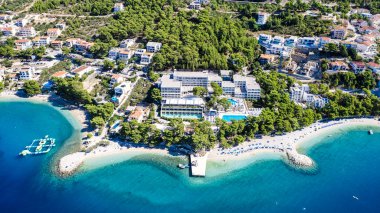 Hırvatistan 'da yaz mevsiminde Baska Voda' nın hava manzarası