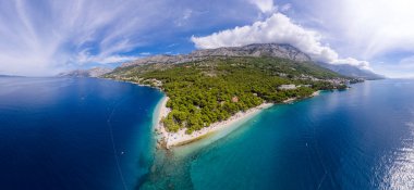 Şaşırtıcı görünümü Brela Köyü, deniz, boş plaj ve Biokovo Dağı - Brela, Makarska, Dalmaçya, Hırvatistan