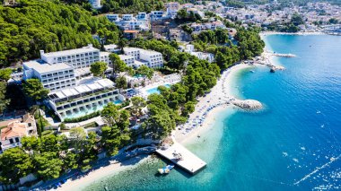 Hırvatistan 'ın Podgora kentindeki güzel Punta Rata plajı, hava manzarası. Adriyatik Denizi inanılmaz turkuazlı temiz su ve kumsalda beyaz kumla.