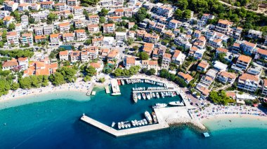Adriyatik Denizi ve Baska Voda tatil beldesi, Makarska riviera, Dalmaçya, Hırvatistan ve Avrupa 'daki görkemli körfezi ile çarpıcı bir yaz manzarası