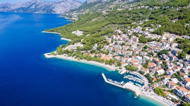 Baska Voda 'daki Hırvatistan plajı Makarska Riviera, Dalmaçya