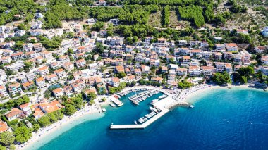 Adriyatik Denizi ve Baska Voda tatil beldesi, Makarska riviera, Dalmaçya, Hırvatistan ve Avrupa 'daki görkemli körfezi ile çarpıcı bir yaz manzarası