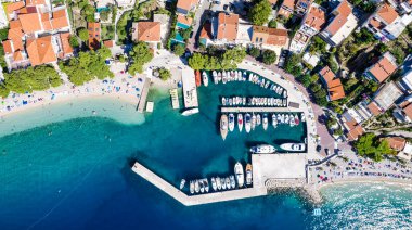 Baska Voda 'daki Hırvatistan plajı Makarska Riviera, Dalmaçya