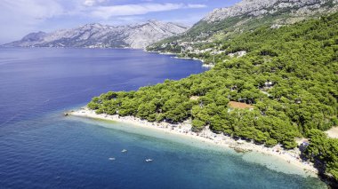 Podgora, Makarska, Dalmaçya ve Hırvat sahillerinde mavi denize karşı tekneleri olan inanılmaz bir sahil.