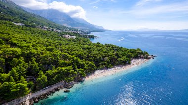 Hırvatistan 'ın Makarska Riviera, Dalmaçya bölgesindeki Brela sahili ve liman manzarası