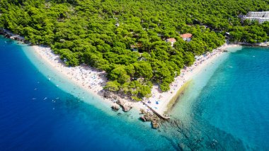 Hırvatistan 'ın Makarska Riviera, Dalmaçya bölgesindeki Brela sahili ve liman manzarası