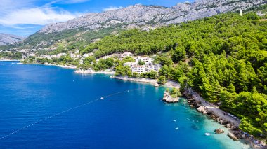 Hırvatistan 'ın Makarska Riviera, Dalmaçya bölgesindeki Brela sahili ve liman manzarası