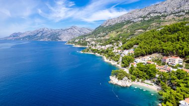 Hırvatistan 'ın Makarska Riviera, Dalmaçya bölgesindeki Brela sahili ve liman manzarası