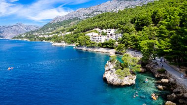 Hırvatistan 'ın Makarska Riviera, Dalmaçya bölgesindeki Brela sahili ve liman manzarası