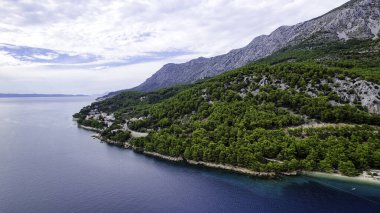 Igrane 'deki sahil Makarska Riviera, Dalmaçya, Hırvatistan