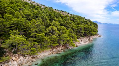 Igrane 'deki sahil Makarska Riviera, Dalmaçya, Hırvatistan