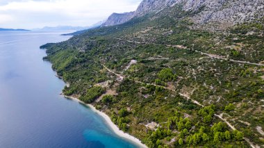 Igrane 'deki sahil Makarska Riviera, Dalmaçya, Hırvatistan